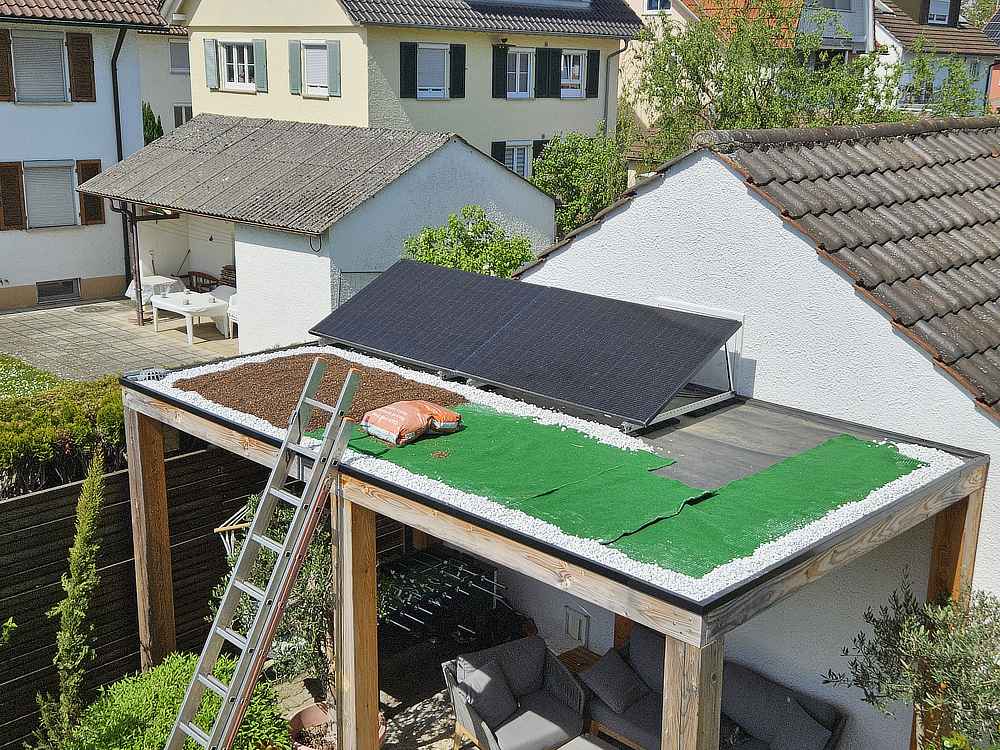 Flachdach-Garagenbegruenung-Carport-Pflanzen-Schritt1-2-Unterfolie-und-Flies